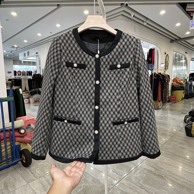 Fashionable mom wear small fragrant style short jacket 2025 autumn new style foreign style noble tops for middle-aged and elderly people
