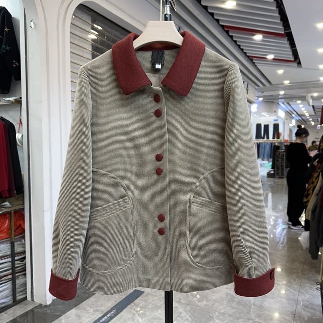 Fashionable mother's lapel small fragrance style 2025 autumn and winter short jacket age-reducing style contrasting color loose middle-aged and elderly tops