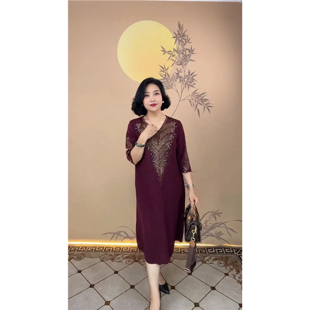 Autumn and winter high-end mother's wear V-neck knitted dress loose belly-covering large size mid-length sweater dress with three-quarter sleeves