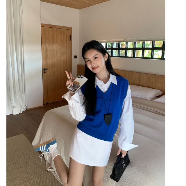 MULVAN Marshmallow Vest Contrast color fake two-piece v-neck knitted vest women's sleeveless vest layered top
