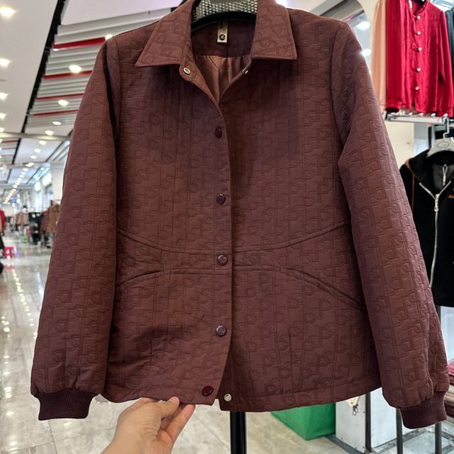 Broken codes and leaks. Mom's lapel diamond short jacket. Spring new style. Western-style jacket. Cardigan for middle-aged and elderly people.