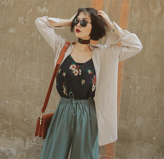 Cinderela Studio small suspender vest female Xiawai wears a sexy sleeveless inside floral shirt tide
