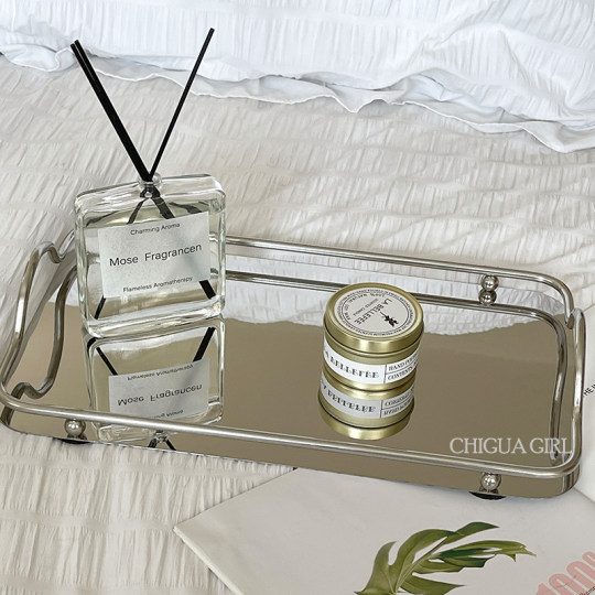 装飾的な金属製トレイ