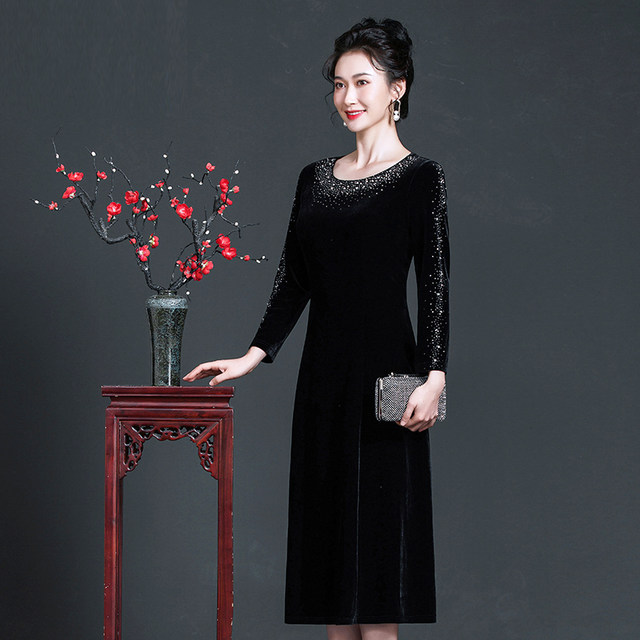 Fashionable diamond-set middle-aged women's dress in spring and autumn slimming medium-length large-size temperamental mother-wearing gold velvet skirt
