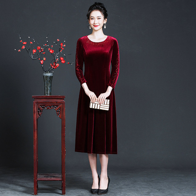 Fashionable diamond-set middle-aged women's dress in spring and autumn slimming medium-length large-size temperamental mother-wearing gold velvet skirt
