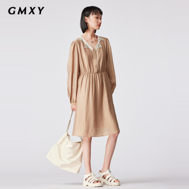 Gumu Xiyang fashionable loose knitted V-neck design dress women's autumn simple waist-reducing mid-length skirt