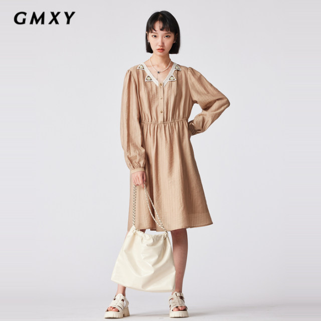 Gumu Xiyang fashionable loose knitted V-neck design dress women's autumn simple waist-reducing mid-length skirt