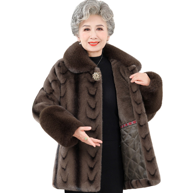 Middle -aged and elderly people in winter female grandmother pretend to be fur coat mothers, mink velvet coats, thick wife high -end cotton jacket
