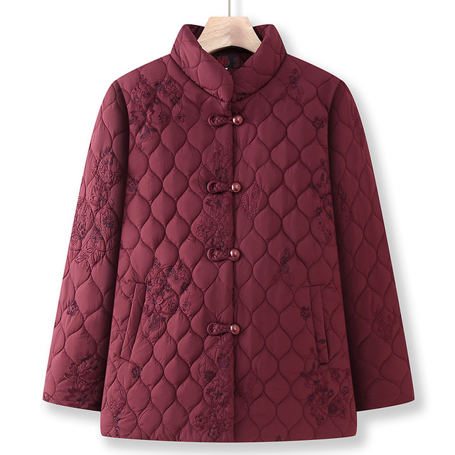 Middle -aged and elderly people in winter, grandma with velvet thickened cotton clothes, old lady new cotton jacket mothers, warm cotton clothes
