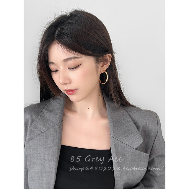 Mobius European and American atmosphere large ear ring earrings Female round face is thin and high -end sensor niche design earrings