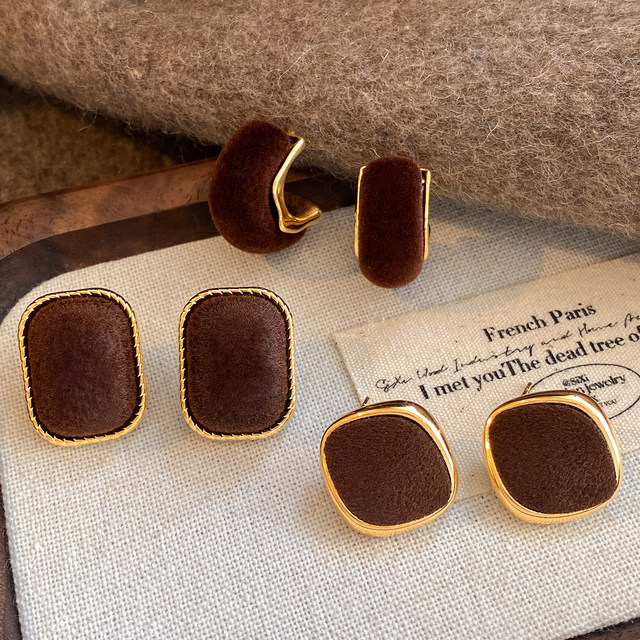
Retro Brown Square Velvet Stud Earrings for Women 2025 New Hot Style Light Luxurious High-end Earrings Niche Unique Earrings