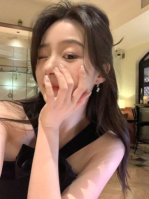 Korean style flash zirconium pearl earrings for women, light luxury and high-end earrings, unique and beautiful temperament, non-pierced ear clip earrings