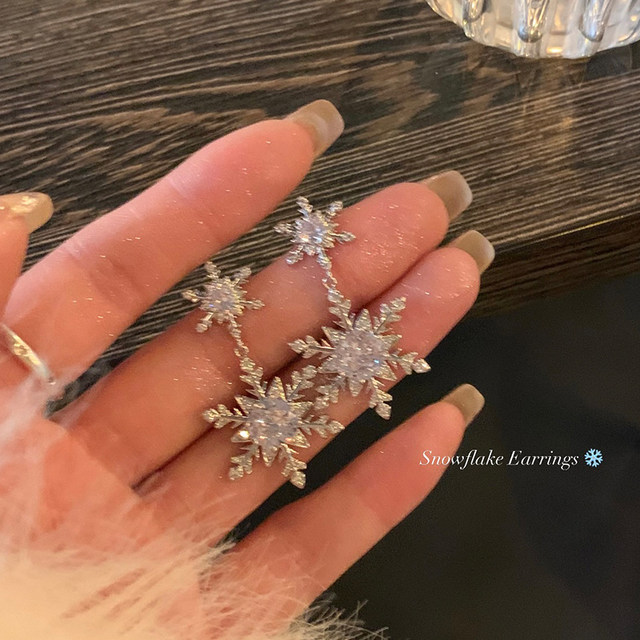 Flashing zirconium double snowflake earrings for women, exquisite and compact earrings, light luxury, high-end, unique and beautiful earrings, no pierced earrings