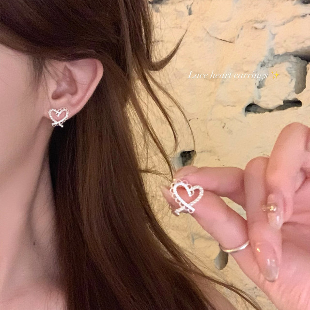 Korean hollow love lace edge pearl earrings for women with light luxury high-end temperament unique and beautiful earrings