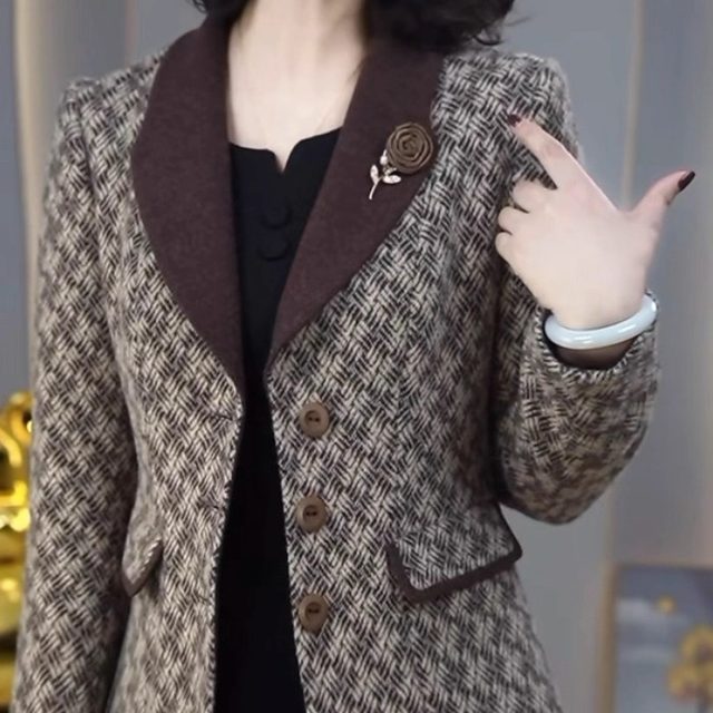 High-end royal velvet fashionable suit jacket 2025 autumn and winter new style temperament to reduce age and look slimmer and cover the middle-aged mother's clothing