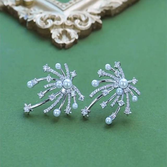 
Xuping's high-intelligence fireworks bloom, light luxury fashion design, simple ins style micro-encrusted earrings