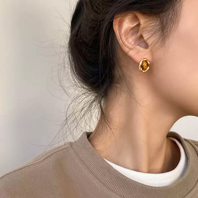 
Caramel Chestnut ~ Maillard Retro Earrings Atmosphere Light Luxury Hong Kong Style Earrings Women's Autumn and Winter Versatile Temperament Earrings