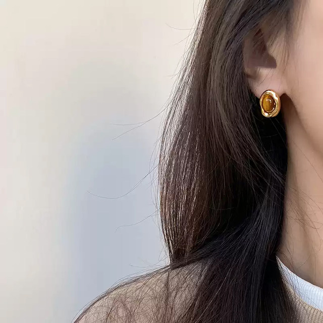 
Caramel Chestnut ~ Maillard Retro Earrings Atmosphere Light Luxury Hong Kong Style Earrings Women's Autumn and Winter Versatile Temperament Earrings