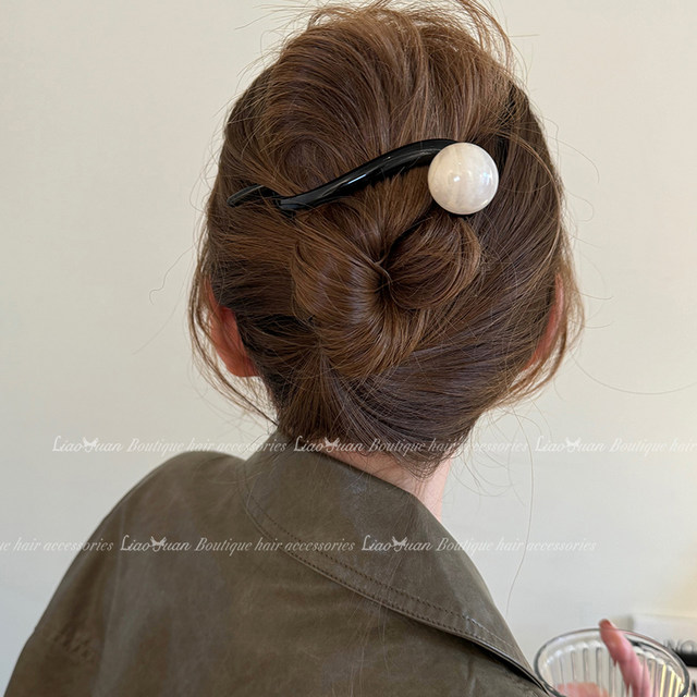 Retro Atmospheric Coffee color Pearl, grab the female 2025 new high -end sense twist folding folder, the head of the head of the head of the head of the head