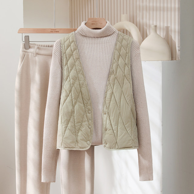Off-season down vest for women 2024 winter new thin and warm fashionable close-fitting coat with V-neck vest