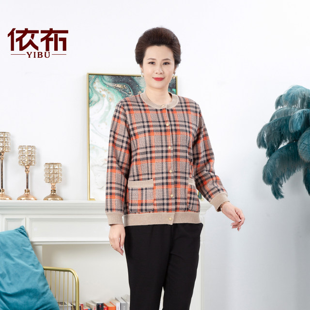 
Yibu middle-aged and elderly mother's winter clothing new velvet sweater jacket warm cardigan for the elderly in their 60s