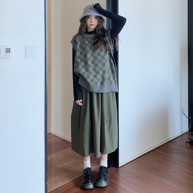 Large size women's clothing 2025 autumn fat mm fashion suit Korean version knitted vest + black ear base shirt skirt