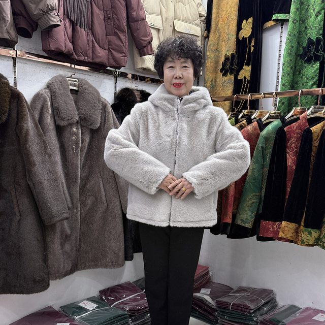 
Mom's winter hooded windbreaker jacket women's short mink velvet warm grandma jacket