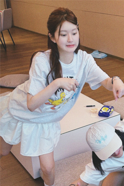 Zhao Lusi, the same light gray round neck bears cartoon pattern T -shirt, loose short sleeve shirt white puff white skirt
