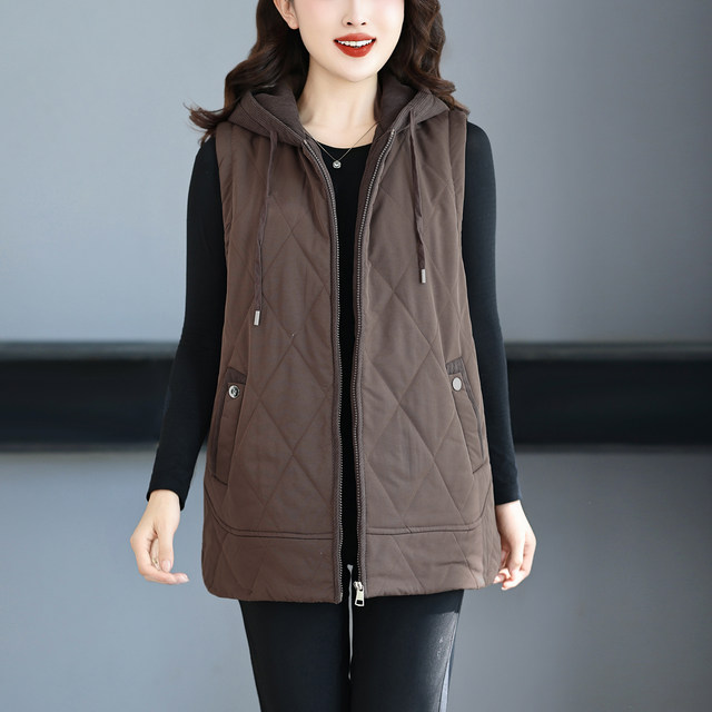 Middle-aged and elderly ladies wear cotton coats, vests, extra large size plus velvet waistcoats, fat grandmothers and mothers new winter clothes