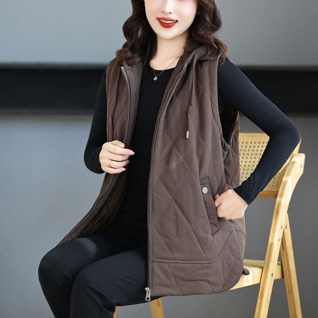 Middle-aged and elderly ladies wear cotton coats, vests, extra large size plus velvet waistcoats, fat grandmothers and mothers new winter clothes