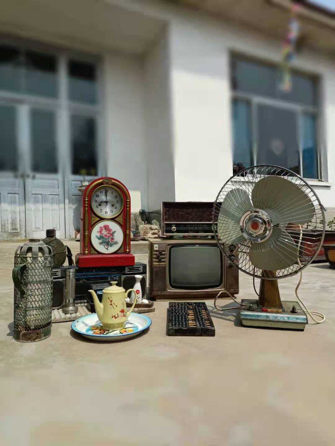 怀旧老物件上世纪80年代杂货茶壶电表电风扇行军壶录音机收音机