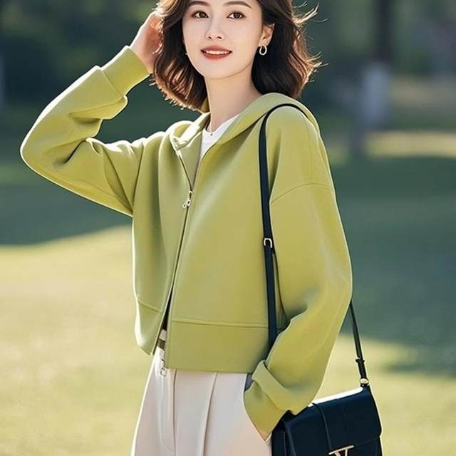 2025 spring clothing new style this year's popular middle-aged mother wear green casual spring short jacket for women's spring and autumn
