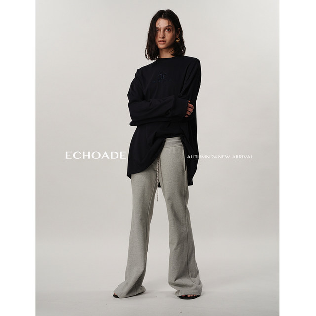 ECHOADE's classic continuation of the exquisite round neck, Oversized dropped shoulders, large profile embroidered long-sleeved T-shirt