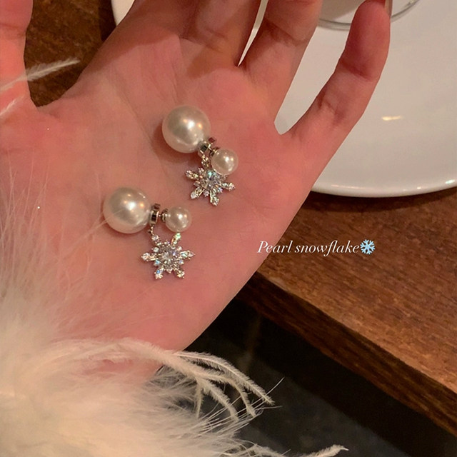 Autumn and winter back-hanging flash zirconium snowflake pearl earrings for women, high-end niche temperament earrings, unique Christmas earrings