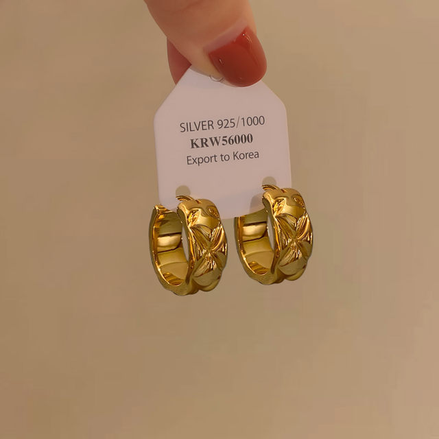 
European and American metal rhombus earrings, light luxury and high-end French retro wave pattern earrings, new versatile gold earrings