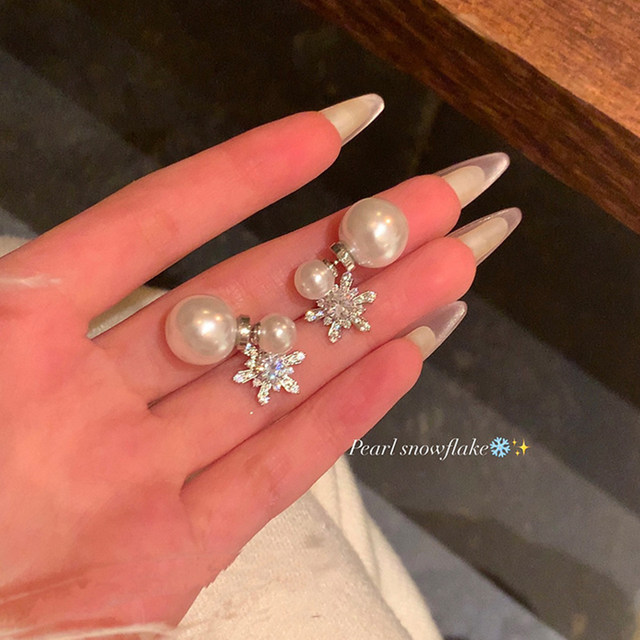 Autumn and winter back-hanging flash zirconium snowflake pearl earrings for women, high-end niche temperament earrings, unique Christmas earrings