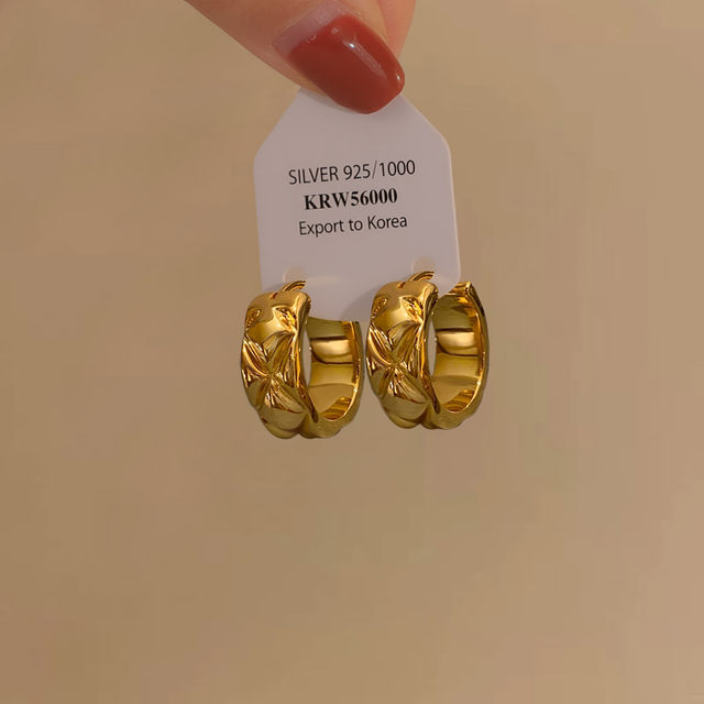 
European and American metal rhombus earrings, light luxury and high-end French retro wave pattern earrings, new versatile gold earrings