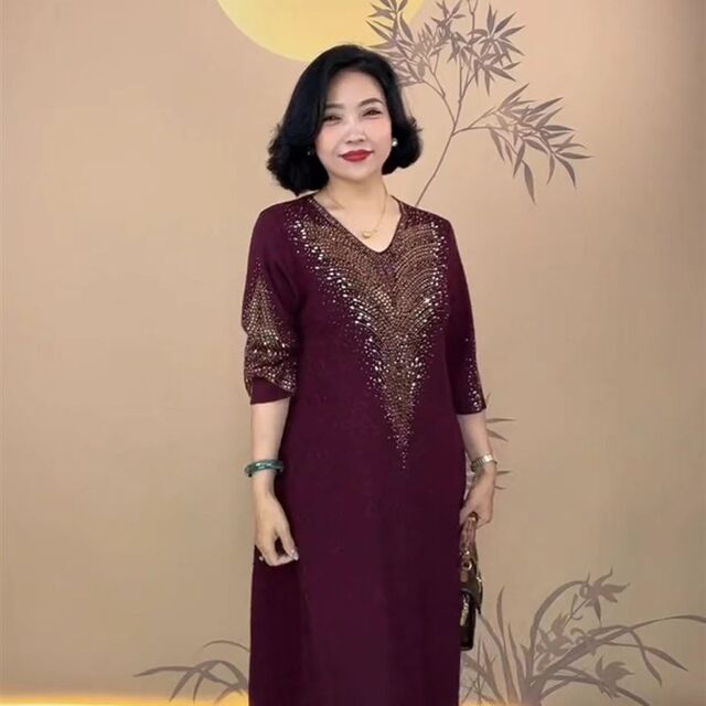 Autumn and winter high-end mother's wear V-neck knitted dress loose belly-covering large size mid-length sweater dress with three-quarter sleeves
