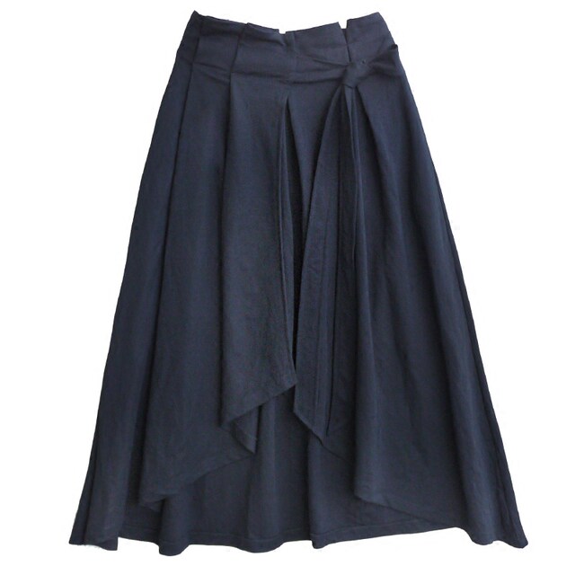 The Japanese literary autumn and winter slim pleated skirt with black lace-up style versatile mid-length A-length skirt