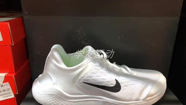 Nike跑步运动鞋