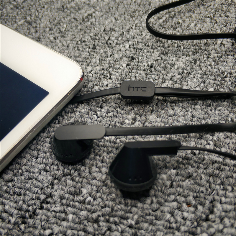 Flat-wired earbuds with wheat call headphones Big headphones Once the king Good plug beauty standard voice ear