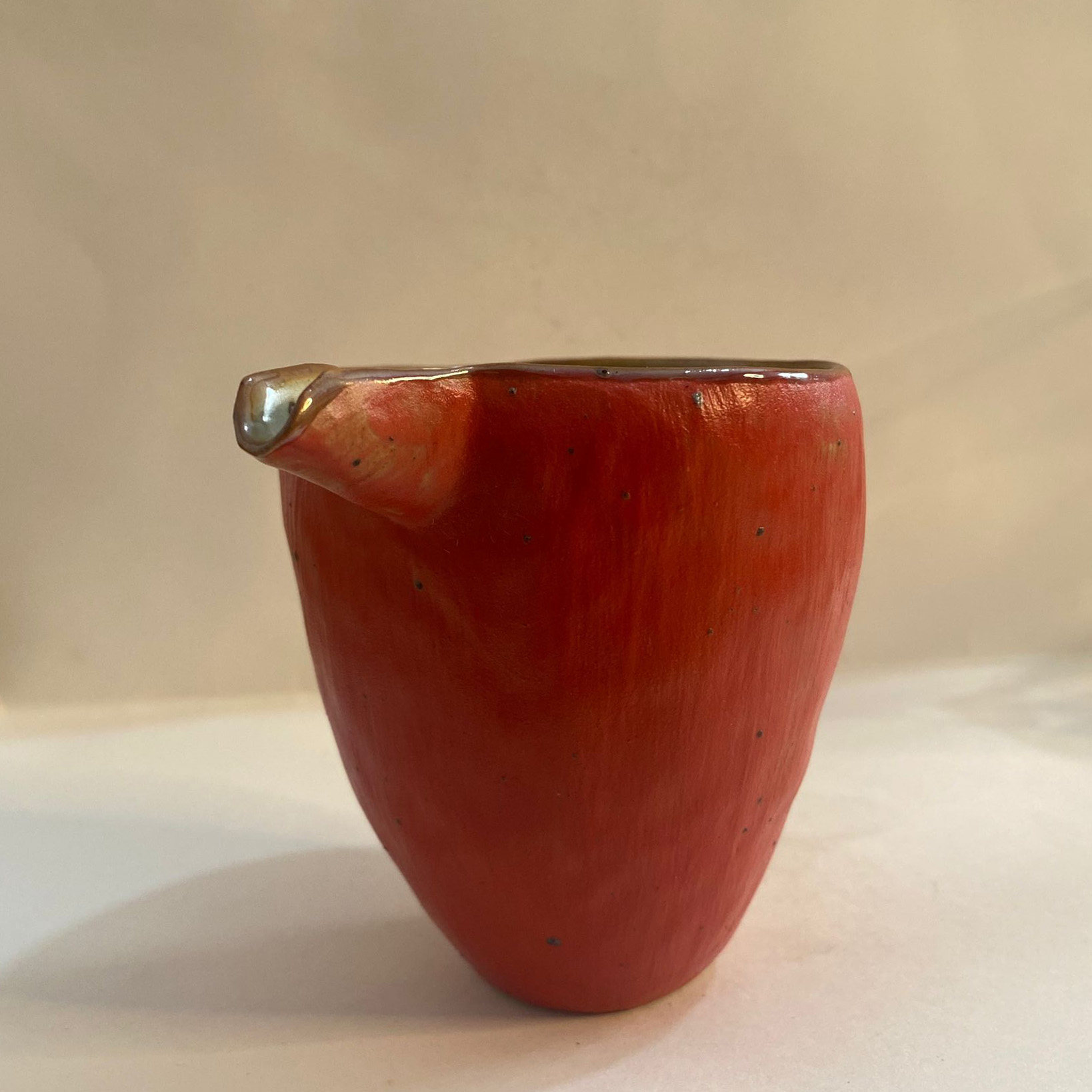 Pinch the fair cup with your hands