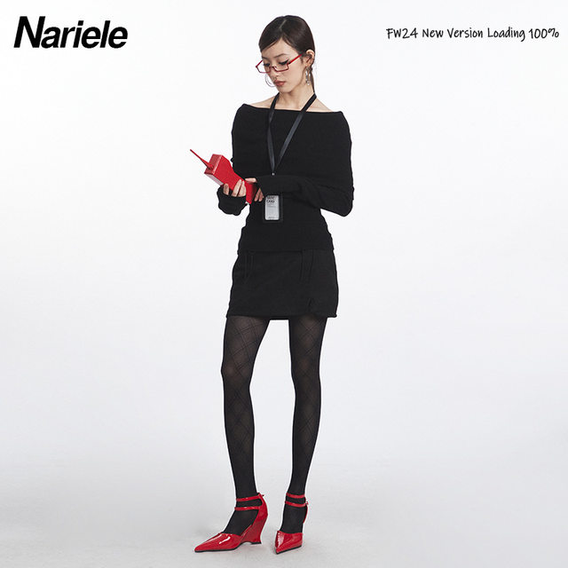 Nariele European and American one-shoulder top for women in autumn off-shoulder design niche slim temperament long-sleeved knitted sweater
