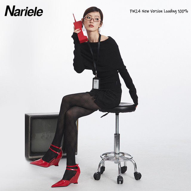 Nariele European and American one-shoulder top for women in autumn off-shoulder design niche slim temperament long-sleeved knitted sweater