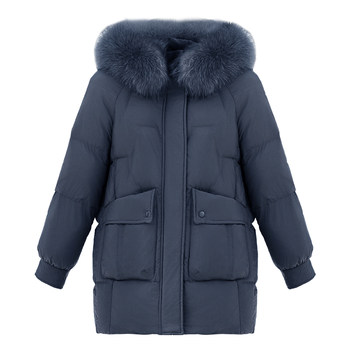 Mother's winter long down jacket is thick