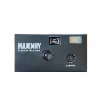 The same retro disposable film camera as Wang Jiaer