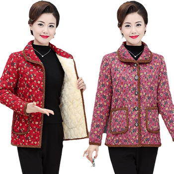 Mom pretend to add velvet thick cotton jackets to keep warm
