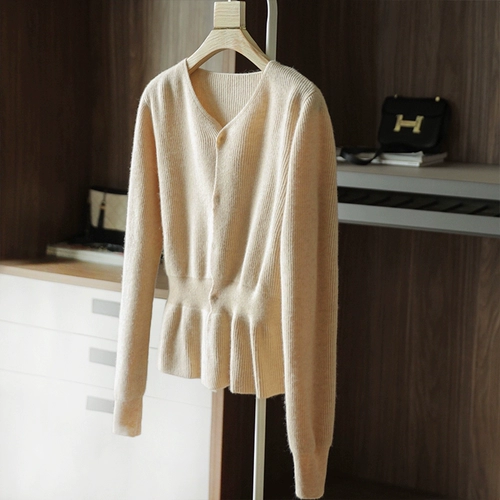 Трикотажная куртка, демисезонный кардиган, небольшой дизайнерский свитер, V-образный вырез, облегающий крой, тренд сезона