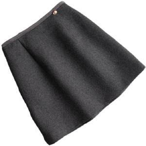 Dark gray woolen skirt for women in autumn and winter. High-waisted, A-line, black skirt with anti-exposure lining.