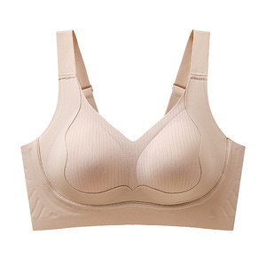 Women without trace underwear gathered small breasts and parallel pair of breasts.
